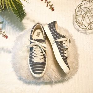 Mossimo Supply Co.💙Stripes Sneakers